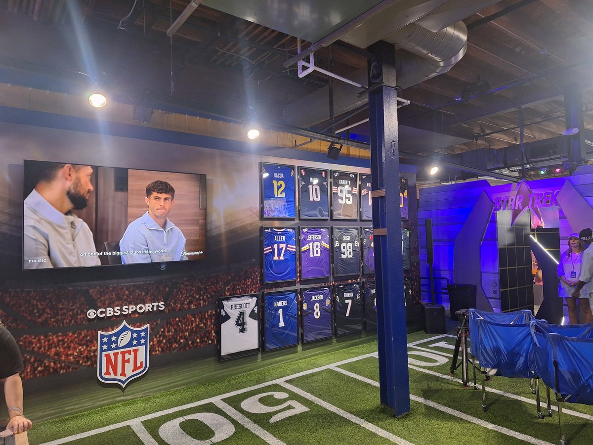 The #ParamountPlus Lodge is bigger and better at #SDCC this year. A great way to start off Preview Night