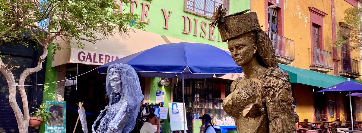 skiphunt's tweet image. Mostly I turn down streets randomly. I’ll see a glimpse of light or color and am drawn that way. Sometimes the choice is a dud. Other times I get lucky :) #Guadalajara #Mexico 🇲🇽 07/23/25