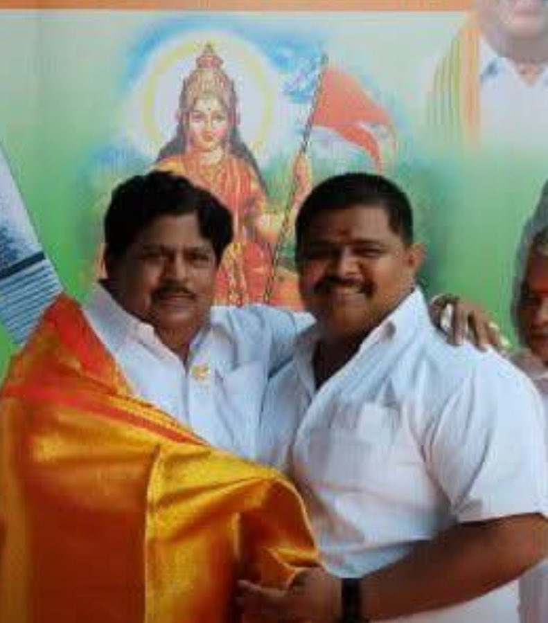 KPRamalingamMP's tweet image. ஜேஜே முரளீதரனுக்கு 42வது பிறந்தநாள், ஆற்றல் மறவன், இளஞர்அணி மாநில செயலாளராக அறிமுகமானவர் ,சேலம் கிழக்கு, மாநகர மாவட்ட பொதுச்செயலாளராக 19.3.2024 அன்று பாரதபிரதமரின் நிகழ்ச்சிக்கு எனக்கு உறுதுனையாக பணியாற்றி ‘என் தம்பி ‘என்ற அசைக்கமுடியாத பதவியுடன் தொடரும் ஆருயிர் தம்பி வாழ்க!