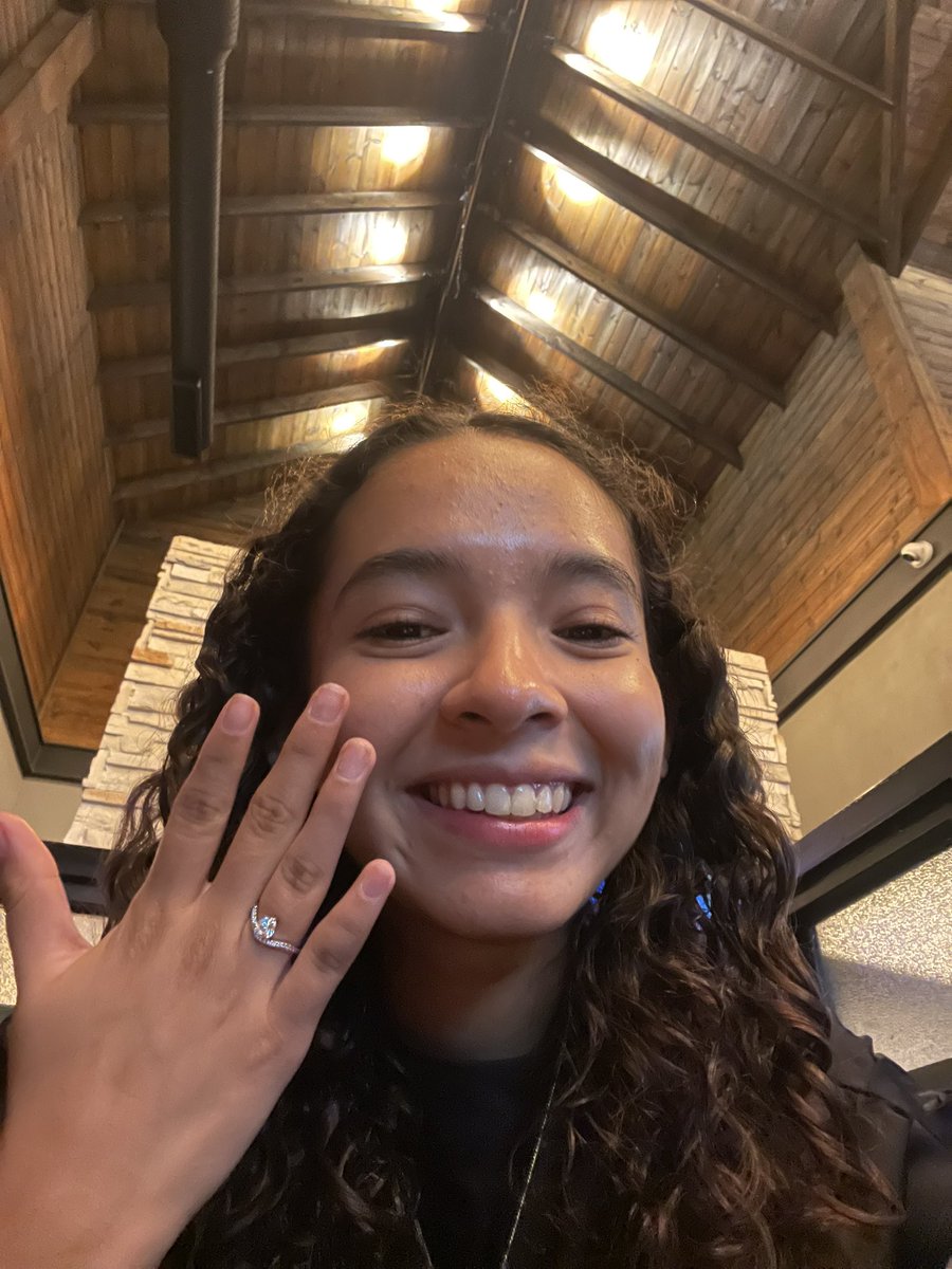 No había presumido por aquí mi anillo de promesa con mi pechochito😍, amo amo amo