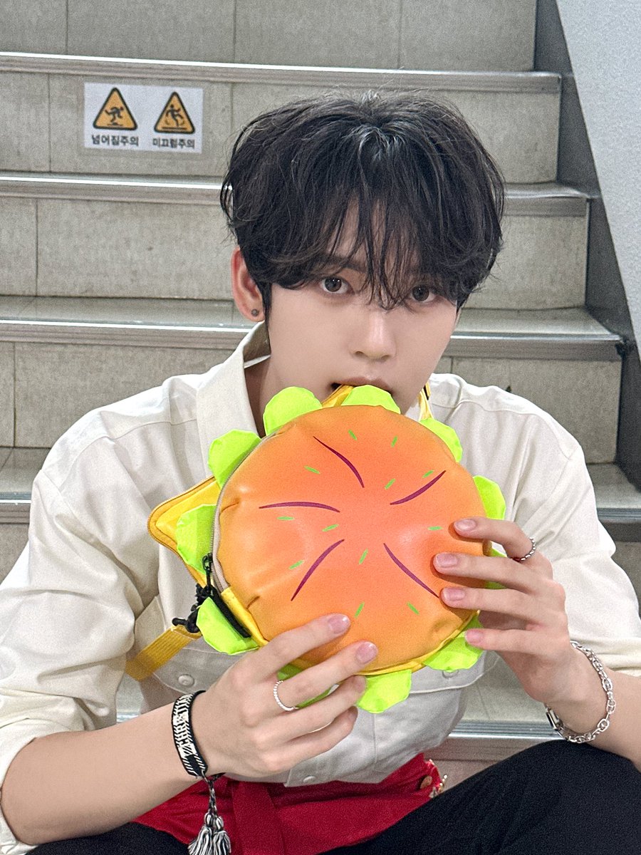 ★Introducing our store's HOT menu★

[Burger Menu] Double Cheeseburger Set🍔🥤
[Side Menu] Ppodol’s Angel Smile😊
[Additional Choice] Part-timer Yujin's spell that makes it more delicious🪄⋆˚☆˖°⋆⭒˚｡