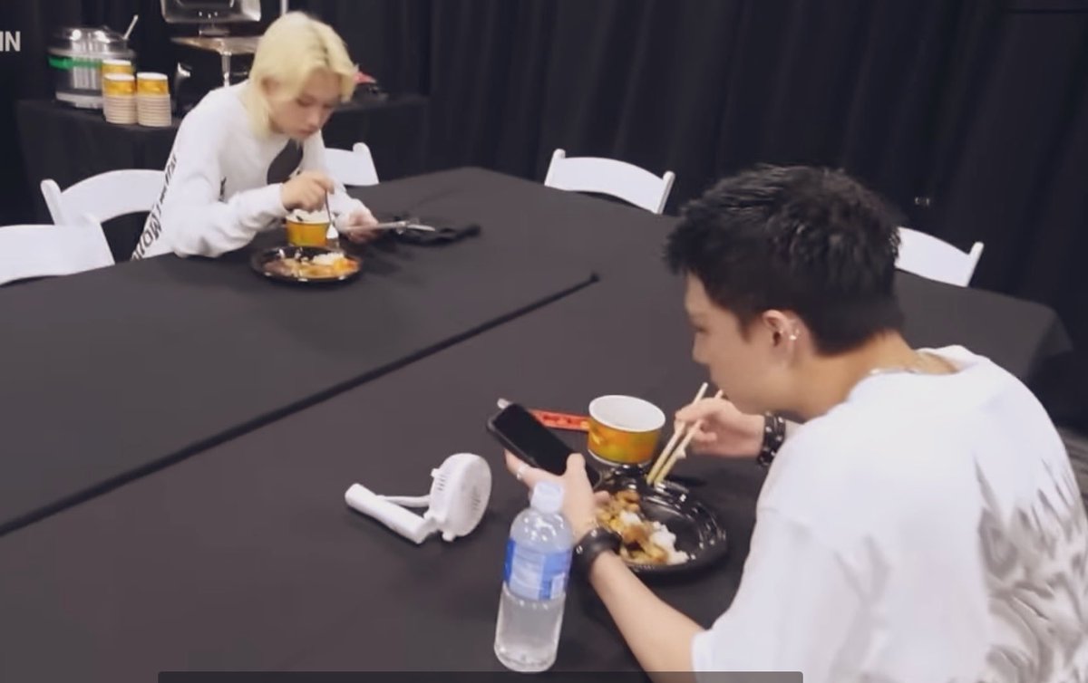 hjlxcore's tweet image. Sitting comfortably doing their own thing in one room you know they have a solid relationship ✨