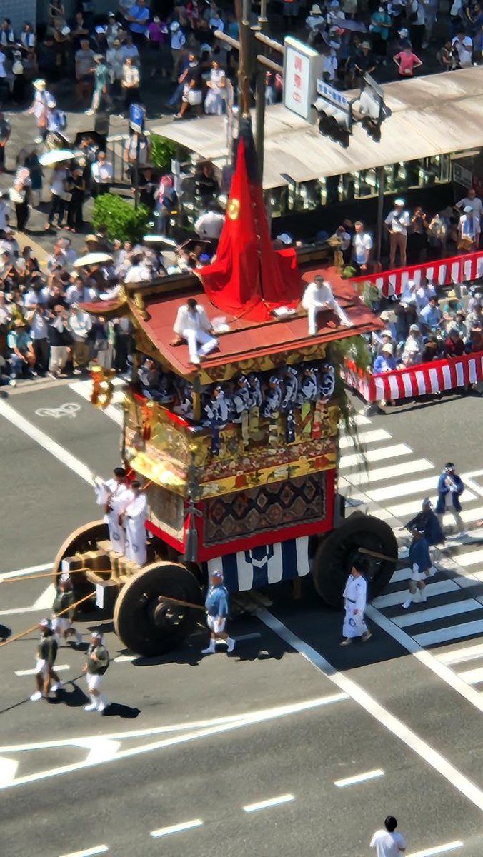 YamagamiShingo's tweet image. 祇園祭の後祭(あとまつり)
京都の夏の暑さはリーグ違う❗🤣
38度の熱波に耐えかね、冷房の効いたホテルから観賞。
遥か15階にも迫力は伝わってきました👏
これから銀座に向かいます🫡5時にお会いしましょう。