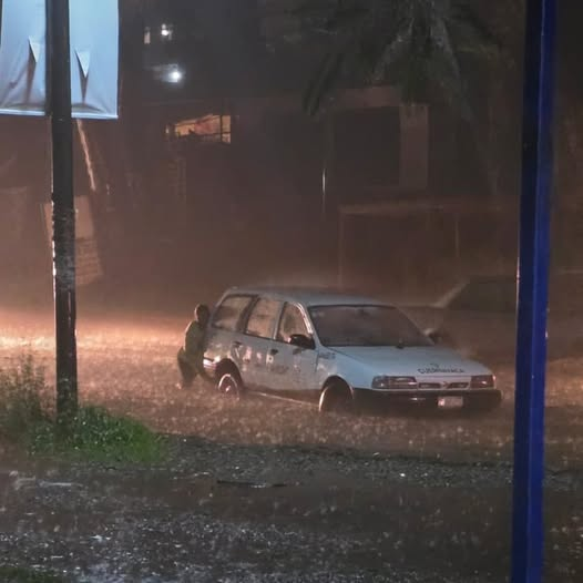 DigitaMorelos's tweet image. 📷 #ENTÉRATE | La imagen del día…
📷 Taxi atrapado en la corriente tras fuerte lluvia en Ocotepec, #Cuernavaca
Las intensas lluvias de esta noche
#seguidores