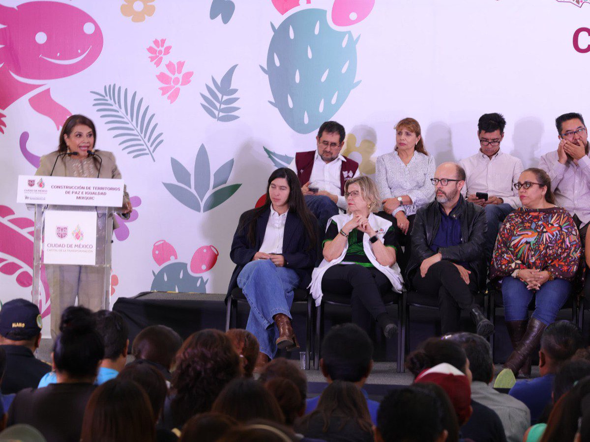 Secretaría de Vivienda de la Ciudad de México (@vivienda_cdmx) on Twitter photo El secretario <a href="/IntiMunoz/">Inti Muñoz</a>, titular de #Vivienda, acompañó a la Jefa de Gobierno, <a href="/ClaraBrugadaM/">Clara Brugada Molina</a>, a la Presentación de Territorios de Paz e Igualdad, en Mixquic, alcaldía Tláhuac.
En el evento, las y los integrantes del gabinete informaron lo que el <a href="/GobCDMX/">Gobierno de la Ciudad de México</a> ha hecho desde febrero El secretario <a href="/IntiMunoz/">Inti Muñoz</a>, titular de #Vivienda, acompañó a la Jefa de Gobierno, <a href="/ClaraBrugadaM/">Clara Brugada Molina</a>, a la Presentación de Territorios de Paz e Igualdad, en Mixquic, alcaldía Tláhuac.
En el evento, las y los integrantes del gabinete informaron lo que el <a href="/GobCDMX/">Gobierno de la Ciudad de México</a> ha hecho desde febrero