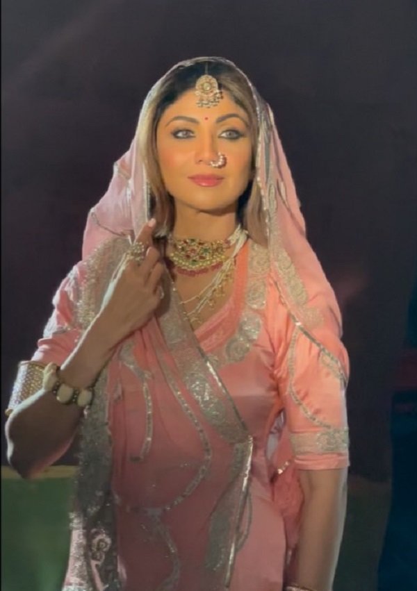 🐪राजस्थान वाळा⚔️🇮🇳 (@rajasthanwalla) on Twitter photo #राजस्थानी बिंदणी बणी शिल्पा शेट्टी 💃
माथै पर रखड़ी-बोरलो,नाक म नथ अर राजस्थानी पहनावें म सोशल मीडिया पर हुई खुब वायरल <a href="/TheShilpaShetty/">SHILPA SHETTY KUNDRA</a>
आपणी राजस्थानी संस्कृति आपणो स्वाभिमान!
#राजस्थानी_बिना_क्यांरो_राजस्थान
#Make_Rajasthani_official
<a href="/RubikaLiyaquat/">Rubika Liyaquat</a> <a href="/grok/">Grok</a> <a href="/DholiMeena007/">Dholi Meena</a> #राजस्थानी बिंदणी बणी शिल्पा शेट्टी 💃
माथै पर रखड़ी-बोरलो,नाक म नथ अर राजस्थानी पहनावें म सोशल मीडिया पर हुई खुब वायरल <a href="/TheShilpaShetty/">SHILPA SHETTY KUNDRA</a>
आपणी राजस्थानी संस्कृति आपणो स्वाभिमान!
#राजस्थानी_बिना_क्यांरो_राजस्थान
#Make_Rajasthani_official
<a href="/RubikaLiyaquat/">Rubika Liyaquat</a> <a href="/grok/">Grok</a> <a href="/DholiMeena007/">Dholi Meena</a>