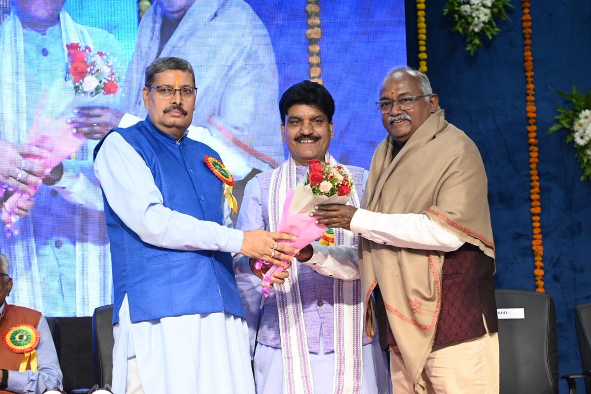 Kavikulaguru Kalidas Sanskrit University NAAC A+ (@vishwavidalaya) on Twitter photo क्रियासिद्धि: सत्त्वे भवति..!
<a href="/PaniniEvam/">MAHARSHI PANINI SANSKRIT EVAM VEDIC VISHWAVIDYALAY</a> के ऊर्जस्वी कुलगुरु प्रो <a href="/cgvijayakumar/">vijayakumar menon</a> सर को षष्ठतम जन्मदिवस पर मा कुलगुरु प्रो <a href="/HareRamTripath4/">Prof Hare Ram Tripathi</a> जी ने हृदयपूर्वक शुभकामना प्रदान की हैं। उनको दीर्घ आयु, निरामय स्वास्थ्य और कर्तृत्त्व के विस्तृत अवसर प्राप्त हो यही सदिच्छा! क्रियासिद्धि: सत्त्वे भवति..!
<a href="/PaniniEvam/">MAHARSHI PANINI SANSKRIT EVAM VEDIC VISHWAVIDYALAY</a> के ऊर्जस्वी कुलगुरु प्रो <a href="/cgvijayakumar/">vijayakumar menon</a> सर को षष्ठतम जन्मदिवस पर मा कुलगुरु प्रो <a href="/HareRamTripath4/">Prof Hare Ram Tripathi</a> जी ने हृदयपूर्वक शुभकामना प्रदान की हैं। उनको दीर्घ आयु, निरामय स्वास्थ्य और कर्तृत्त्व के विस्तृत अवसर प्राप्त हो यही सदिच्छा!