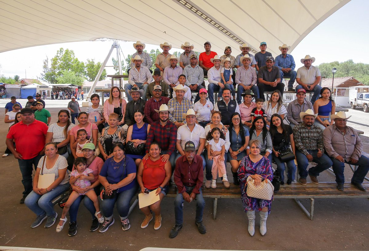 LaloSerranoZ's tweet image. #LaserInformativo

#Durango|| Con el corazón por delante, comunidades rurales respaldan a @Marisol_rosso y la #SubastaGanadera del @DIF_Durango 

Habitantes de 38 comunidades del municipio de Durango se sumaron con generosidad a la causa que impulsa Marisol Rosso Rivera,…