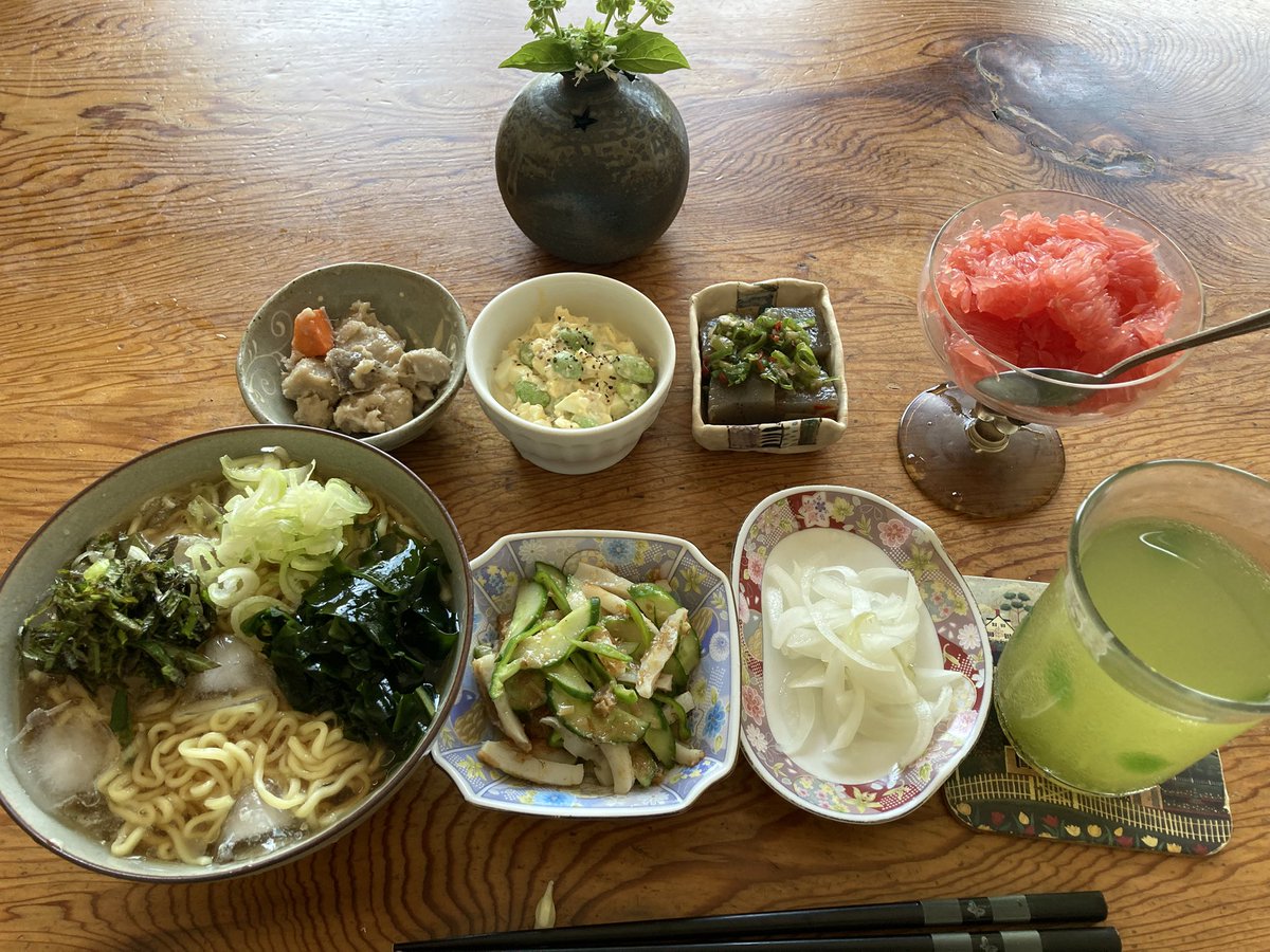 mikittyocarina's tweet image. お昼は、冷たい大葉ワカメラーメン🍜
バジル🌿の花が可愛い🥰
毎日見てるけど良い景色だな🪟
いただきまする😋
午後は、体験レッスン受講生が見えます。