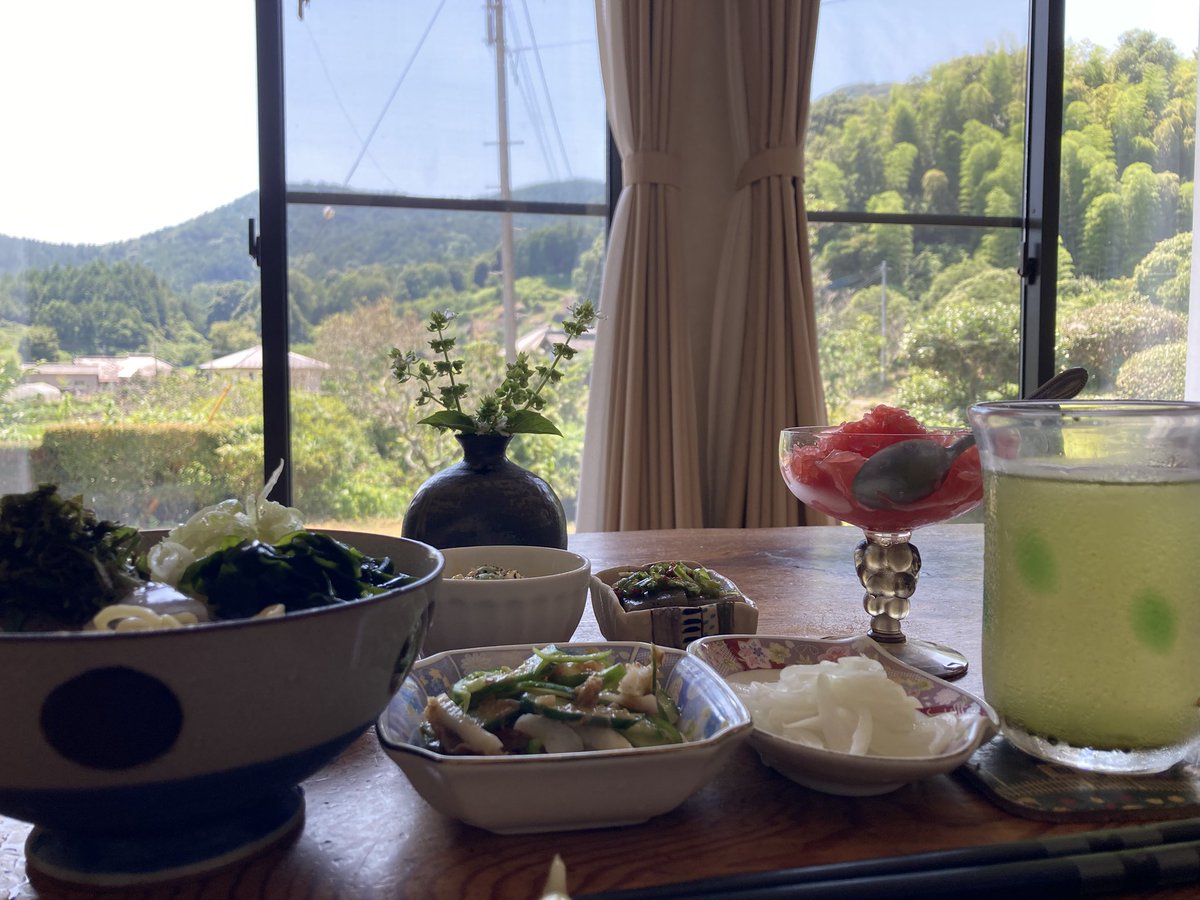 mikittyocarina's tweet image. お昼は、冷たい大葉ワカメラーメン🍜
バジル🌿の花が可愛い🥰
毎日見てるけど良い景色だな🪟
いただきまする😋
午後は、体験レッスン受講生が見えます。