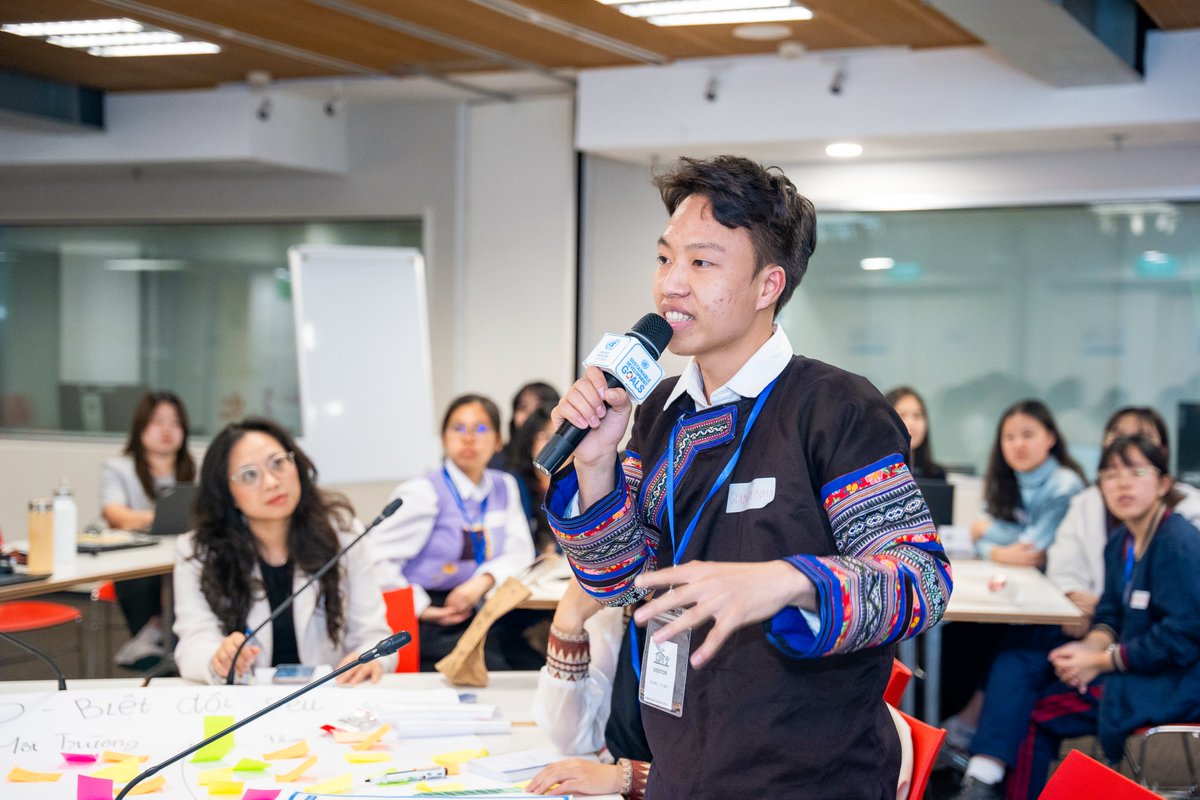 UNICEF_vietnam's tweet image. "It was my first time learning about 'Net Zero', and also the first time I got to be a village chief and make big decisions," said Han, 13, from Gia Lai province.
For the last 8 months, nearly 3,000 other children and young people have shared their thoughts on Viet Nam's…