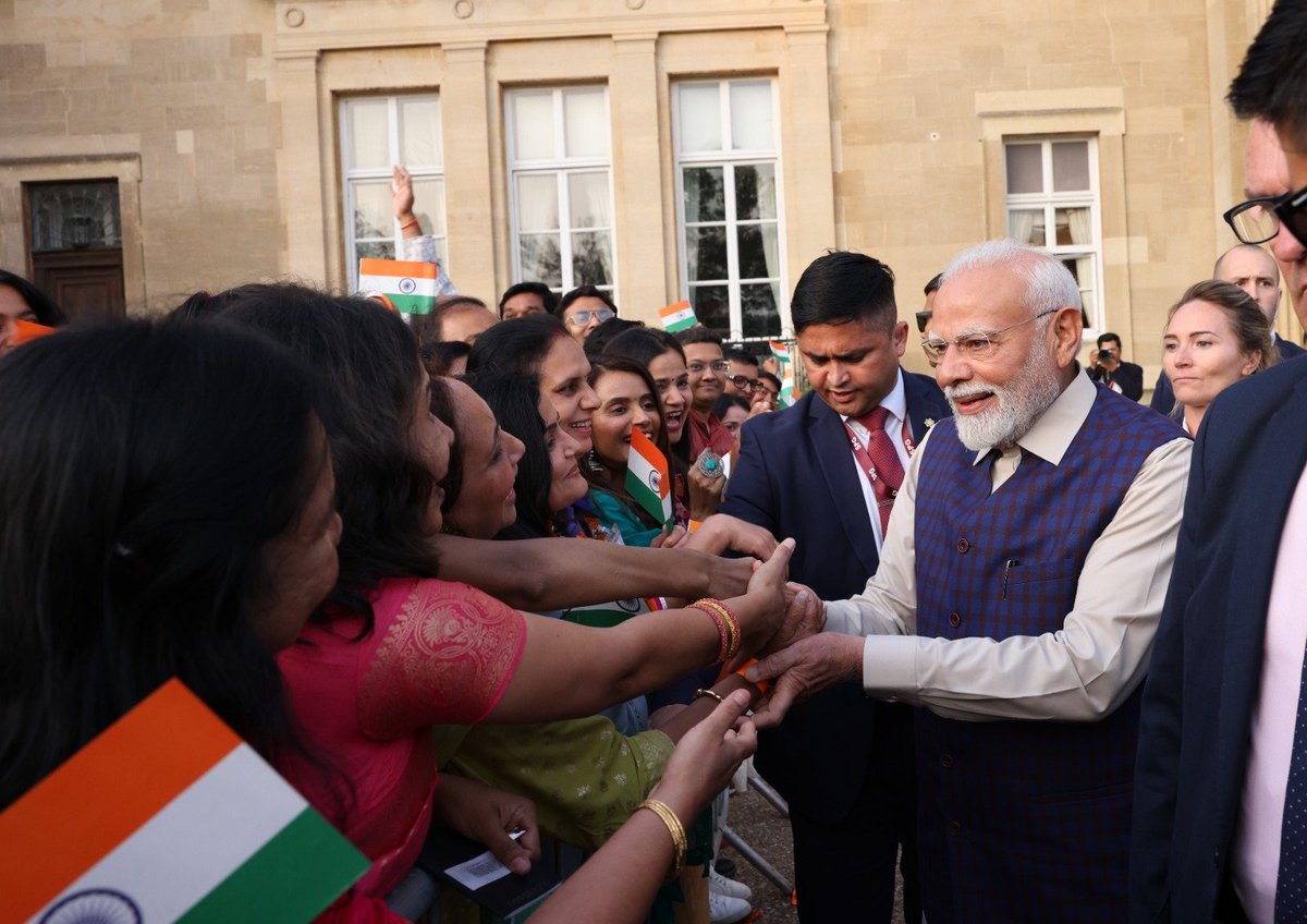 Satnam Singh Sandhu (@satnamsandhuchd) on Twitter photo Modi ji receives a warm welcome by Indian diaspora in UK. Heartwarming to see Indian diasporaтАЩs display of the love for their country as they throng to meet IndiaтАЩs beloved Prime Minister. No doubt <a href="/narendramodi/">Narendra Modi</a> jiтАЩs popularity continues to pull crowd! Modi ji receives a warm welcome by Indian diaspora in UK. Heartwarming to see Indian diasporaтАЩs display of the love for their country as they throng to meet IndiaтАЩs beloved Prime Minister. No doubt <a href="/narendramodi/">Narendra Modi</a> jiтАЩs popularity continues to pull crowd!