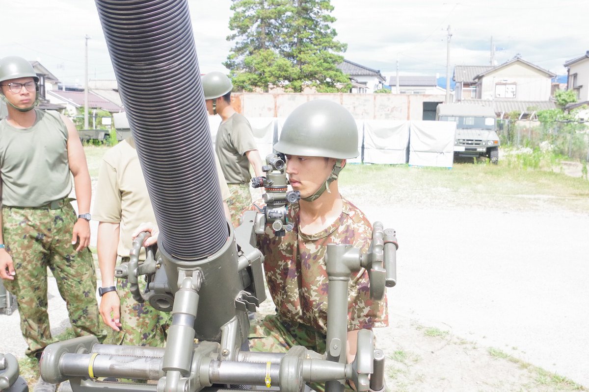 JGSDF_30i_pr's tweet image. #第30普通科連隊 新隊員教育隊 #120mm迫撃砲 の訓練の様子です。
連隊の最大火力である重迫撃砲を据えて照準を合わせるまでの速度と正確性が求められます。
新隊員はチームワークで連携し、反復訓練を行います。
#新発田駐屯地
#菖城魂
