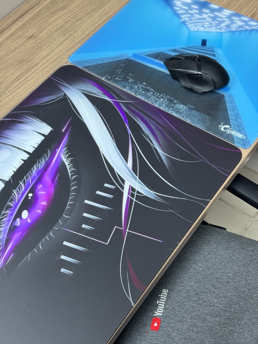 ClustrsOfficial's tweet image. Peeking behind the scenes 👀
It’s messy, it’s creative, and it’s all Clustrs.
#clustrs #glassmousepad #mousepad #BehindTheScenes #gamers #setup