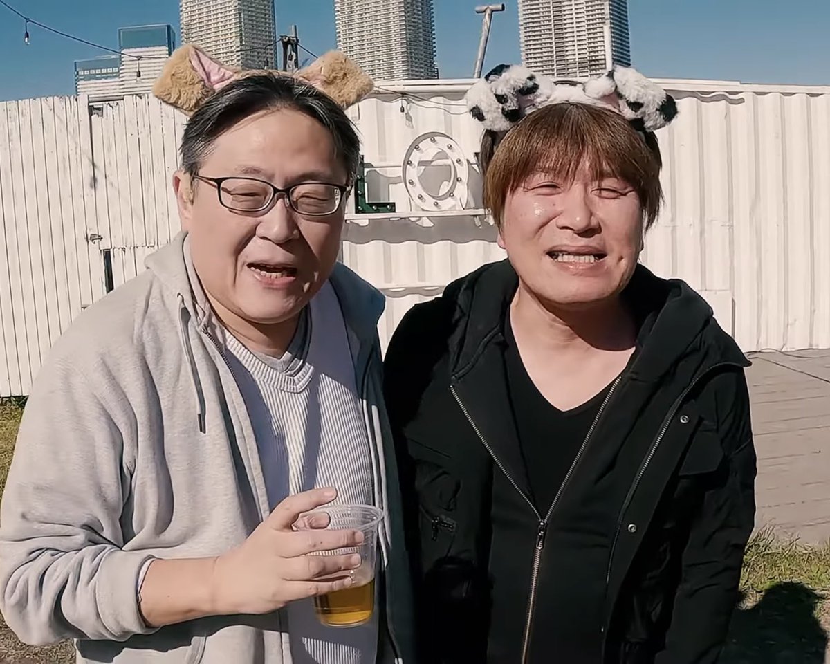 鷲崎さんのNEWアルバムより
「5分ドッグ」のMVが公開されましたね。
なんか知らんが『ビバノンロック‼︎』の相方、はせがわこうじ氏と抱き合ってたw
酔っ払っておニャン子クラブの話でもしたんでしょうねぇ。何も覚えていない

#鷲崎健 #えくぼヶ原飄夢譚  #ビバトントン