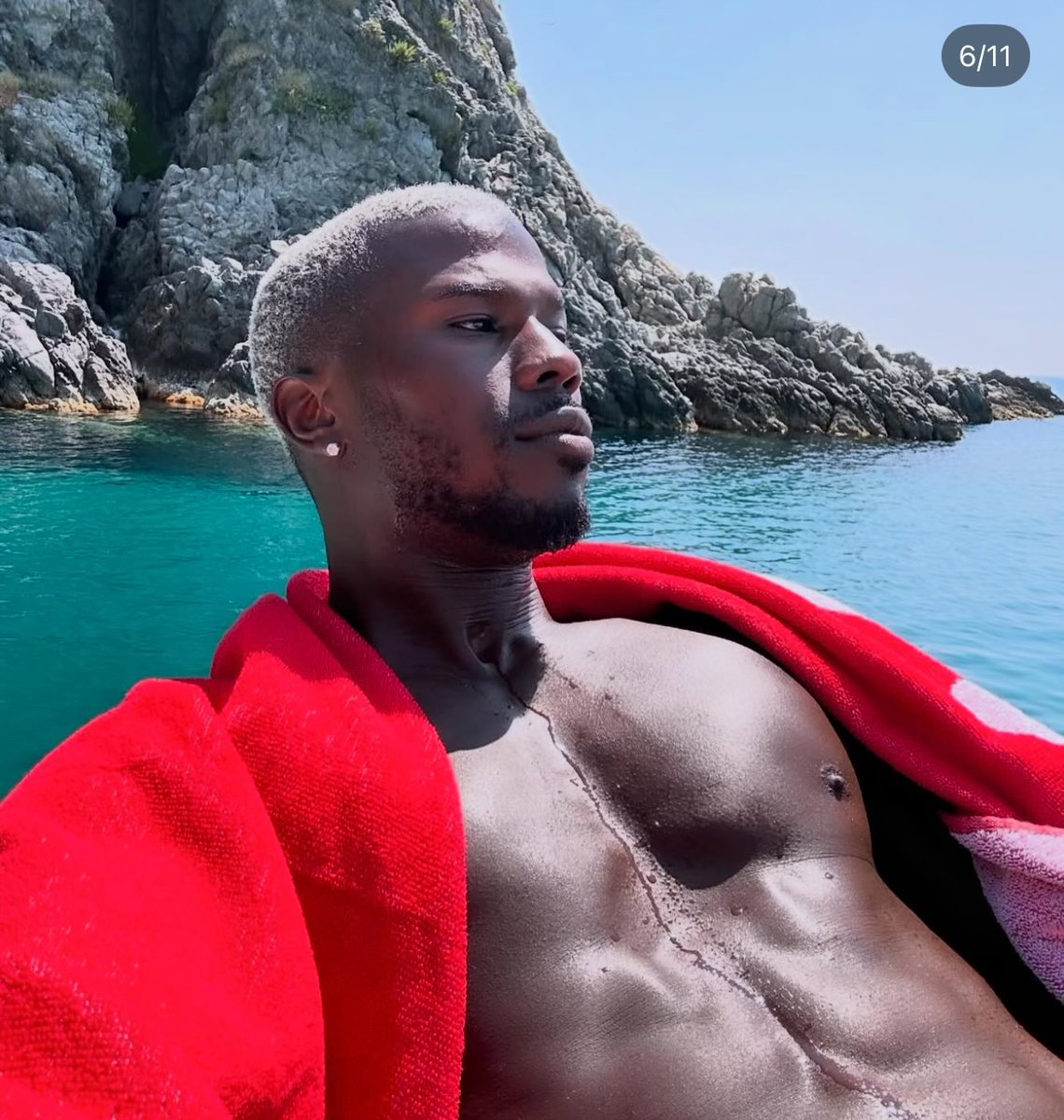 faqpop_'s tweet photo. Ahora entendemos por qué wanda ni bien le pegó un boleo a icardi se fue a buscar a este https://t.co/sZEbDI2yM6