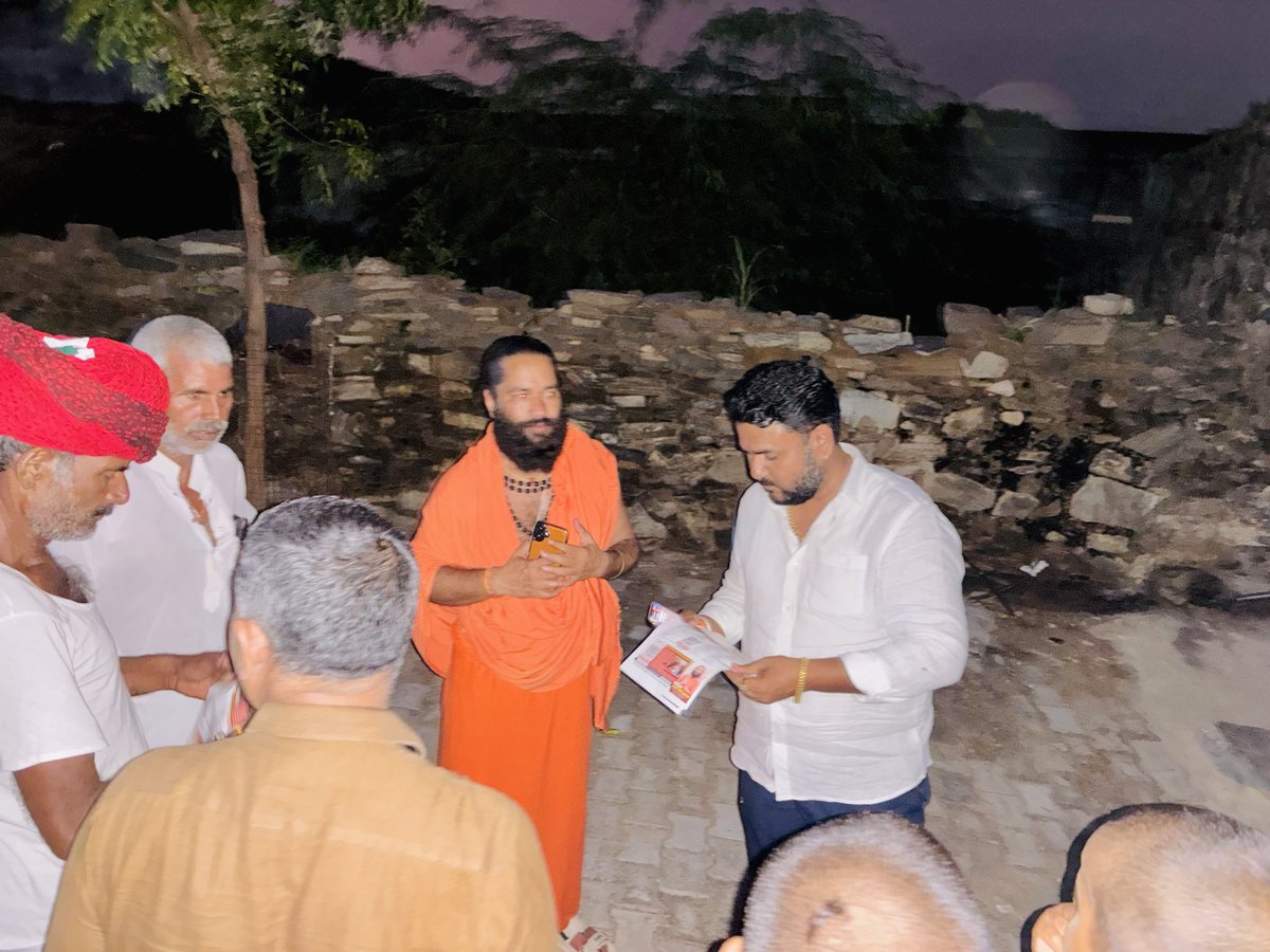 GurjarBhojraj07's tweet image. 📍किशनगढ़

नयागांव सरगांव गुर्जर बाडा रामपुरा की ढाणी मे 26 Julyको आयोजित होने वाले गुर्जर समाज के प्रतिभा सम्मान समारोह कार्यक्रम के पोस्टर का विमोचन किया,साथ ही ग्रामवासियों को कार्यक्रम के लिए आमंत्रित किया।

गांवों से भरपूर सहयोग मिलने पर समस्त ग्रामवासियों का तहेदिल से आभार!