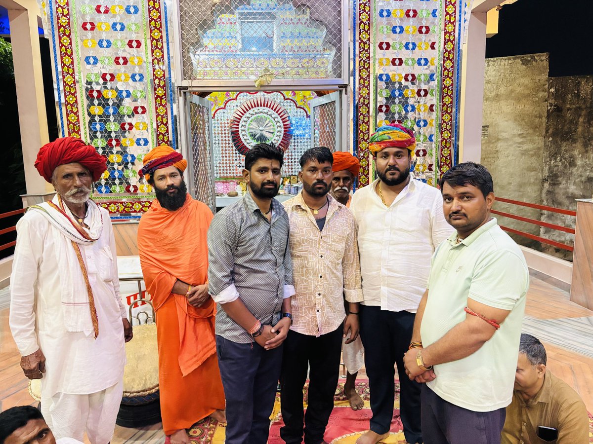 GurjarBhojraj07's tweet image. 📍किशनगढ़

नयागांव सरगांव गुर्जर बाडा रामपुरा की ढाणी मे 26 Julyको आयोजित होने वाले गुर्जर समाज के प्रतिभा सम्मान समारोह कार्यक्रम के पोस्टर का विमोचन किया,साथ ही ग्रामवासियों को कार्यक्रम के लिए आमंत्रित किया।

गांवों से भरपूर सहयोग मिलने पर समस्त ग्रामवासियों का तहेदिल से आभार!