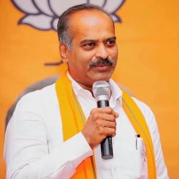 BSBommai's tweet image. ಬೆಂಗಳೂರು ಸೆಂಟ್ರಲ್ ಲೋಕಸಭಾ ಕ್ಷೇತ್ರದ ಸಂಸದರು ಹಾಗೂ ಆತ್ಮೀಯರಾದ ಶ್ರೀ ಪಿ. ಸಿ. ಮೋಹನ್ ಅವರಿಗೆ ಜನ್ಮದಿನದ ಹಾರ್ದಿಕ ಶುಭಾಶಯಗಳು.
ಭಗವಂತನ ಕೃಪಾರ್ಶಿರ್ವಾದ ತಮ್ಮ ಮೇಲೆ ಸದಾ ಇರಲಿ ಎಂದು ಶುಭ ಹಾರೈಸುತ್ತೇನೆ.
@PCMohanMP