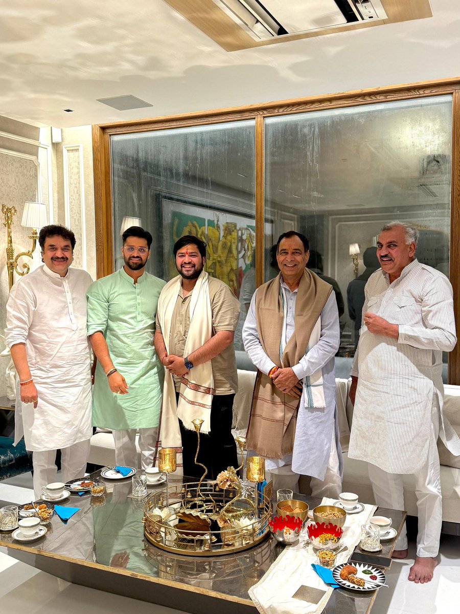 Haryana BJP (@bjp4haryana) on Twitter photo рдкреНрд░рджреЗрд╢ рдЕрдзреНрдпрдХреНрд╖ рд╢реНрд░реА рдореЛрд╣рди рд▓рд╛рд▓ рдмрдбрд╝реМрд▓реА рдЬреА рдиреЗ рд╡рд░рд┐рд╖реНрда рдиреЗрддрд╛ рдПрд╡рдВ рдкреВрд░реНрд╡ рд╕рд╛рдВрд╕рдж рд╢реНрд░реА рдХреБрд▓рджреАрдк рдмрд┐рд╢реНрдиреЛрдИ рдЬреА рд╕реЗ рдЙрдирдХреЗ рдирд┐рд╡рд╛рд╕ рдкрд░ рднреЗрдВрдЯ рдХреАред
рдЗрд╕ рджреМрд░рд╛рди рджреЛрдиреЛрдВ рдиреЗрддрд╛рдУрдВ рдХреЗ рдмреАрдЪ рдкреНрд░рджреЗрд╢ рд╕реЗ рдЬреБрдбрд╝реЗ рд╡рд┐рднрд┐рдиреНрди рд░рд╛рдЬрдиреАрддрд┐рдХ рдПрд╡рдВ рд╕рдВрдЧрдардирд╛рддреНрдордХ рд╡рд┐рд╖рдпреЛрдВ рдкрд░ рд╡рд┐рд╕реНрддрд╛рд░ рд╕реЗ рд╕рд╛рд░реНрдердХ рдЪрд░реНрдЪрд╛ рд╣реБрдИред
рдЗрд╕ рдЕрд╡рд╕рд░ рдкрд░ рдЯреАрдо рд╣рд░рд┐рдпрд╛рдгрд╛ рдХреЗ рд╡рд┐рдзрд╛рдпрдХ рд╢реНрд░реА рд░рдгрдзреАрд░ рдкреНрд░рджреЗрд╢ рдЕрдзреНрдпрдХреНрд╖ рд╢реНрд░реА рдореЛрд╣рди рд▓рд╛рд▓ рдмрдбрд╝реМрд▓реА рдЬреА рдиреЗ рд╡рд░рд┐рд╖реНрда рдиреЗрддрд╛ рдПрд╡рдВ рдкреВрд░реНрд╡ рд╕рд╛рдВрд╕рдж рд╢реНрд░реА рдХреБрд▓рджреАрдк рдмрд┐рд╢реНрдиреЛрдИ рдЬреА рд╕реЗ рдЙрдирдХреЗ рдирд┐рд╡рд╛рд╕ рдкрд░ рднреЗрдВрдЯ рдХреАред
рдЗрд╕ рджреМрд░рд╛рди рджреЛрдиреЛрдВ рдиреЗрддрд╛рдУрдВ рдХреЗ рдмреАрдЪ рдкреНрд░рджреЗрд╢ рд╕реЗ рдЬреБрдбрд╝реЗ рд╡рд┐рднрд┐рдиреНрди рд░рд╛рдЬрдиреАрддрд┐рдХ рдПрд╡рдВ рд╕рдВрдЧрдардирд╛рддреНрдордХ рд╡рд┐рд╖рдпреЛрдВ рдкрд░ рд╡рд┐рд╕реНрддрд╛рд░ рд╕реЗ рд╕рд╛рд░реНрдердХ рдЪрд░реНрдЪрд╛ рд╣реБрдИред
рдЗрд╕ рдЕрд╡рд╕рд░ рдкрд░ рдЯреАрдо рд╣рд░рд┐рдпрд╛рдгрд╛ рдХреЗ рд╡рд┐рдзрд╛рдпрдХ рд╢реНрд░реА рд░рдгрдзреАрд░