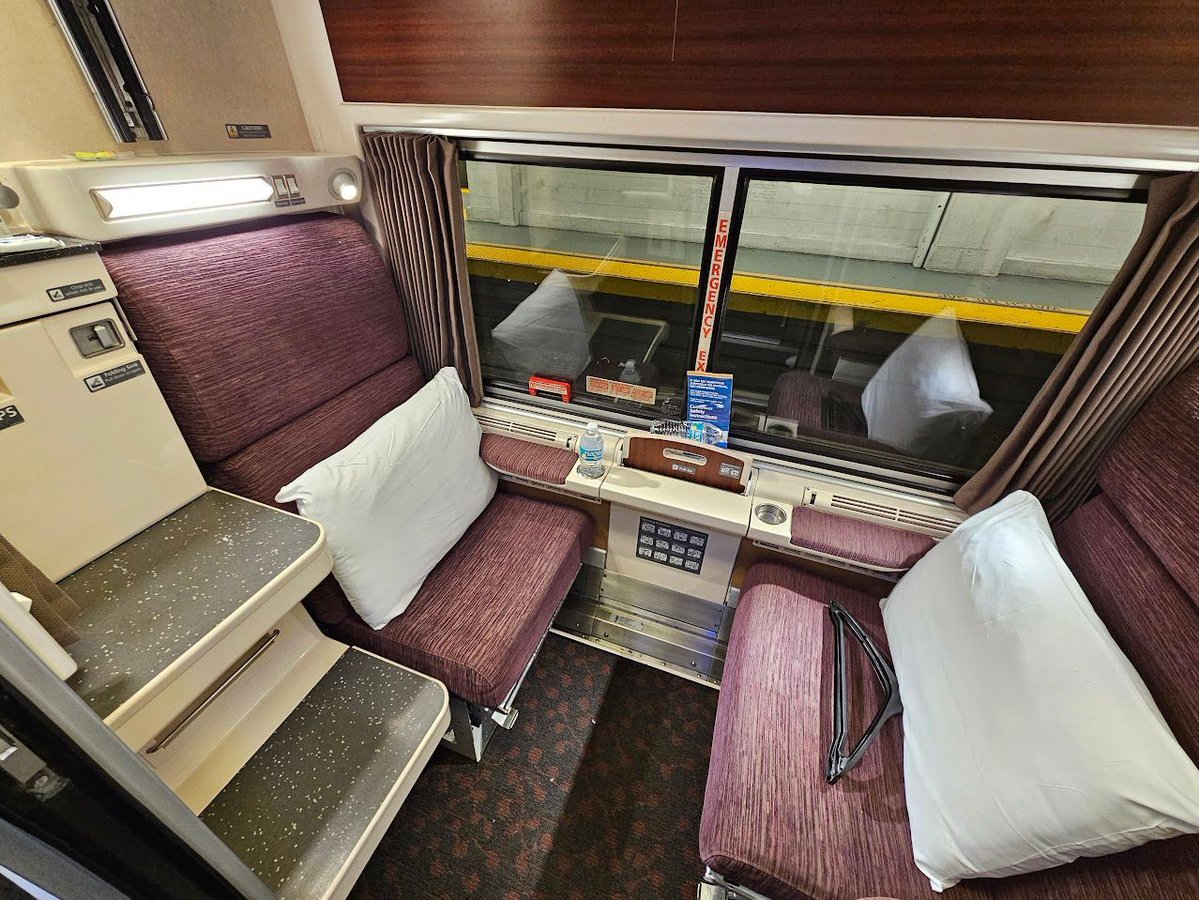 superalbs's tweet image. Now for an iconic @Amtrak sleeper, I'm on the #SilverMeteor in the comfort of a Viewliner II Roomette. It's gonna be a great 28.5hr trip down to #Miami I think! 😁