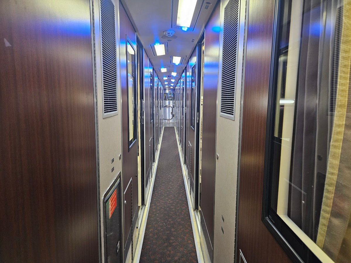 superalbs's tweet image. Now for an iconic @Amtrak sleeper, I'm on the #SilverMeteor in the comfort of a Viewliner II Roomette. It's gonna be a great 28.5hr trip down to #Miami I think! 😁