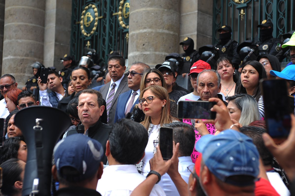 noticiascd_mx's tweet image. #Atención
¡Los Ojos de la Capital!
“Ni vender, ni legislar, mucho menos acordar”
@Congreso_CdMex @GPPANCDMX @GPMorenaCdMex @Israelbetanzos @PRICDMX_ @FadlalaAkabani #ULTIMO
noticiascd.mx/los-ojos-de-la…