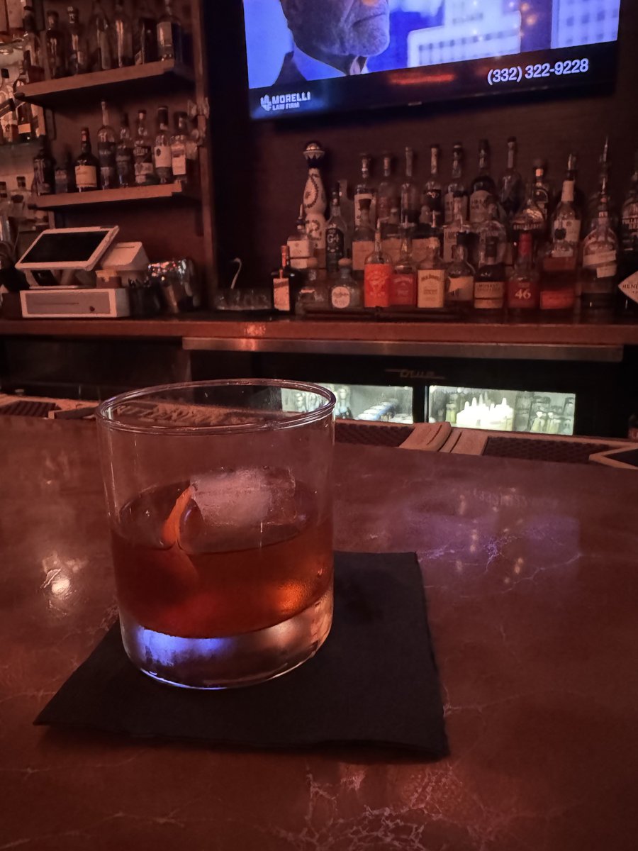 JR_OnChain's tweet image. Enjoying an old fashioned after a long day of grinding and no one here knows I own a bag of $PENGU 🐧