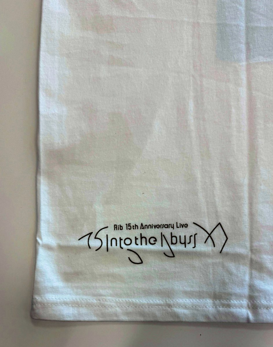 rib_info2525's tweet image. 【#りぶ15thライブ グッズ紹介】
🎵オフィシャルビッグシルエットTシャツ(白)🎵
黒&深海ブルーとはちょっぴり異なるデザインもこだわりのビッグシルエットライブTシャツです🐟✨
先行通販ページ
hmv.co.jp/news/article/2…
※写真は監修中のものです。実際の商品とは多少異なる場合があります。
