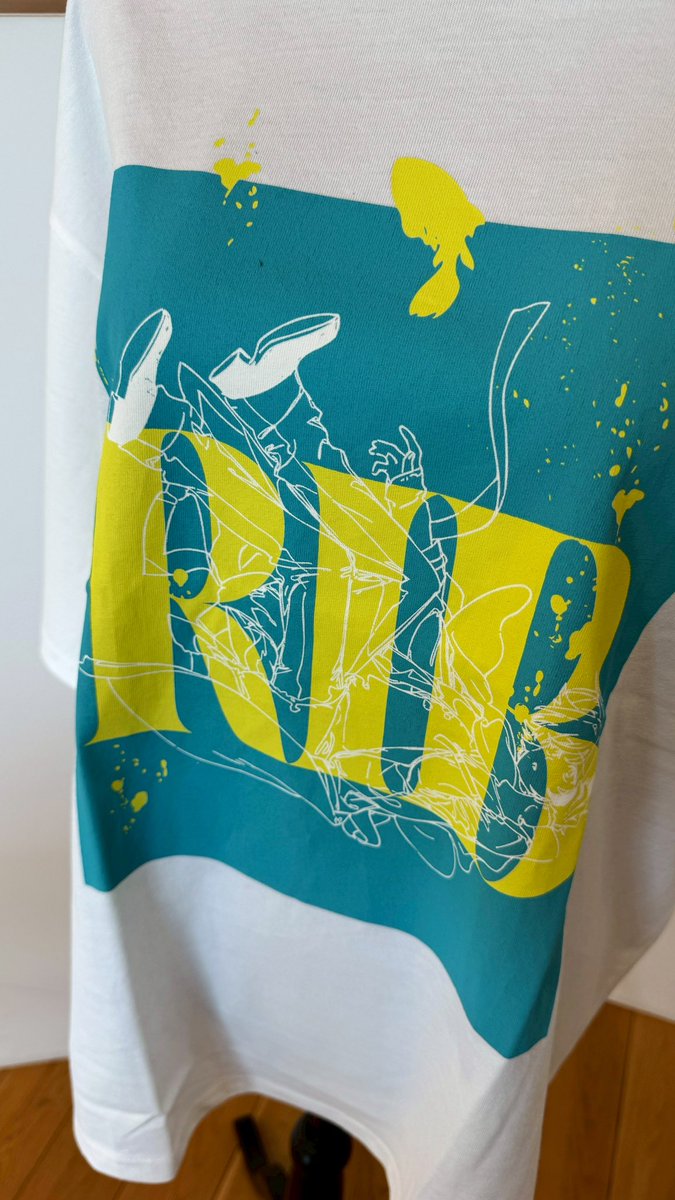 rib_info2525's tweet image. 【#りぶ15thライブ グッズ紹介】
🎵オフィシャルビッグシルエットTシャツ(白)🎵
黒&深海ブルーとはちょっぴり異なるデザインもこだわりのビッグシルエットライブTシャツです🐟✨
先行通販ページ
hmv.co.jp/news/article/2…
※写真は監修中のものです。実際の商品とは多少異なる場合があります。