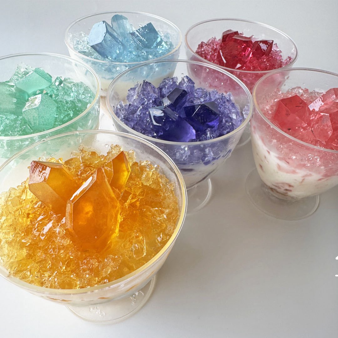 harapecolab's tweet image. 【宝石アイスパフェ】本日より発売開始しました✨
ルビー、トパーズ、エメラルド、アクアマリン、アメシスト、ローズクォーツの6つの宝石が輝くアイスクリーム。
サクサクの米粉クランチやシャーベットも絶品です。夏のお楽しみにどうぞ✨
harapecolab.com/search?q=%E3%8…