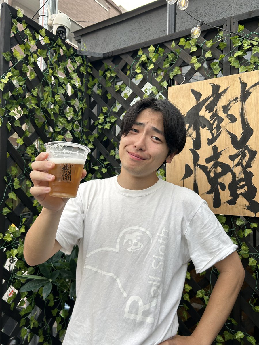 本日の営業時間は【17:30-23:00】

あなたは
さっぱりしたレモンスカッシュ派？🍋
それとも
キンキンに冷えたベルギービール派？🍺

下北沢はしご酒週間も好評開催中！🍶

ぜひ【RollSloth】で一杯飲みましょう🥰

#下北沢はしご酒週間 #下北沢はしご酒 #ナマケモノ #RollSloth #ロールスロース #下北