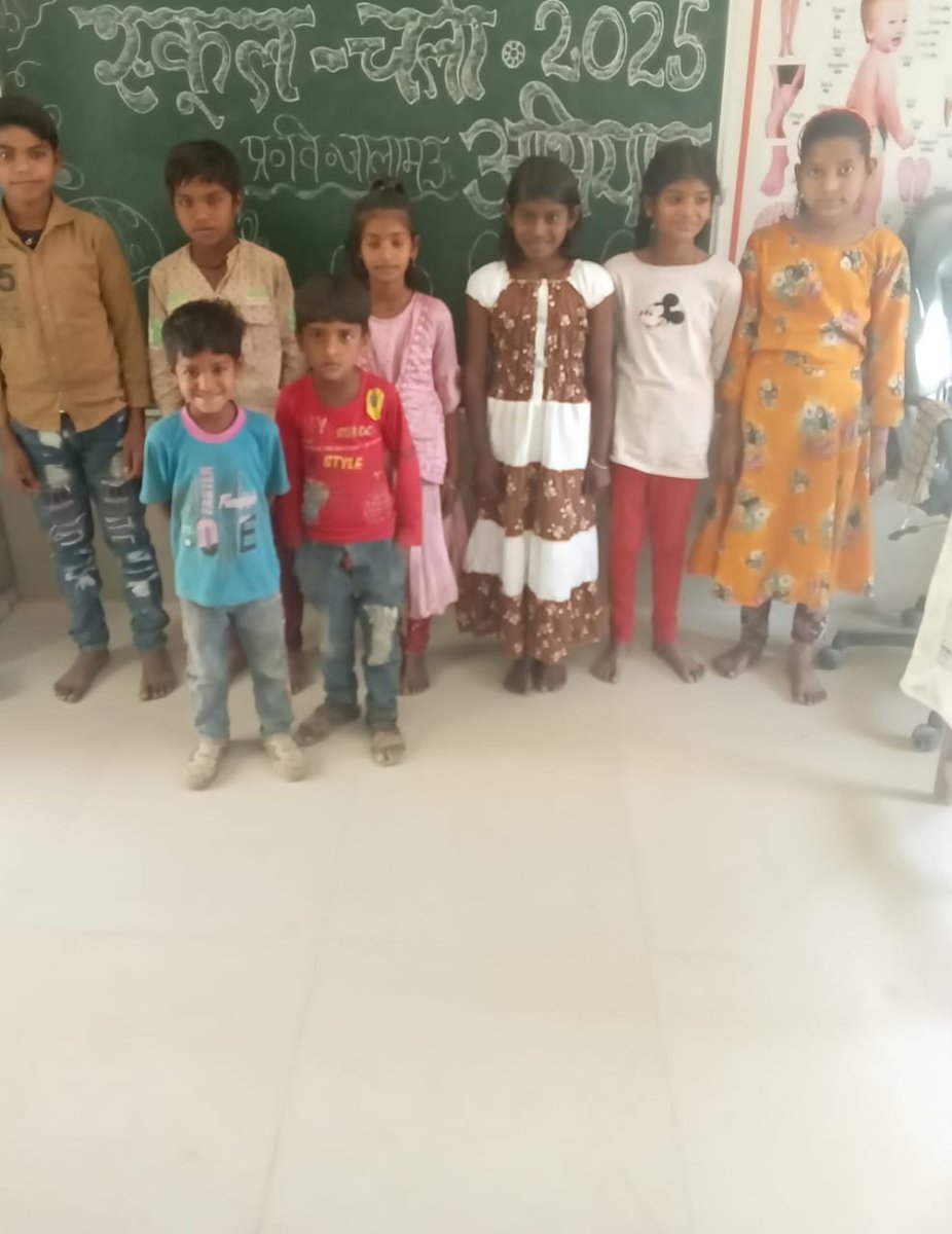 बेसिक शिक्षा विभाग ने भूल सुधार की. मलिहाबाद में जालामऊ प्राथमिक विद्यालय का विलय रुका. बच्चों के चेहरे पर वापस लौटी खोई मुस्कान. गांव में स्कूल पाकर खुशी का ठिकाना नहीं रहा। अमर उजाला की मुहिम रंग लाई. बच्चों ने कहा thanku. 💐