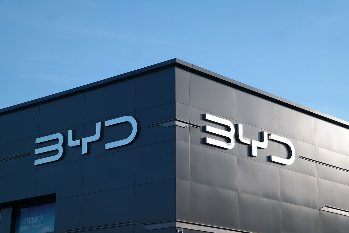 ClsMarketWatch's tweet image. On July 24, in response to reports of production delays and lower-than-expected capacity at its Hungary plant, BYD stated that its plans in Europe are long-term.
According to BYD, the plant in Szeged, Hungary is scheduled to begin production by the end of this year, with a…