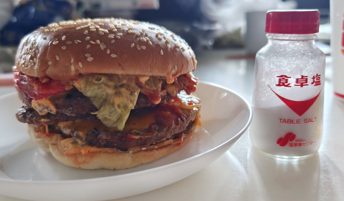 violet_HM10's tweet image. お待たせしました🍔
バケモンバーガーが届きました(笑)
塩の瓶と比べたら高さ同じで笑っちゃったw
では、いただきます😋
完食することは出来るのか!?✨
#はぴisキッチン