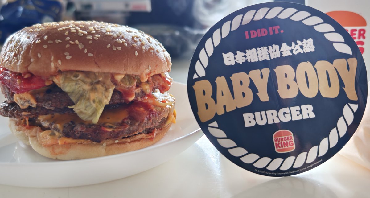 violet_HM10's tweet image. お待たせしました🍔
バケモンバーガーが届きました(笑)
塩の瓶と比べたら高さ同じで笑っちゃったw
では、いただきます😋
完食することは出来るのか!?✨
#はぴisキッチン