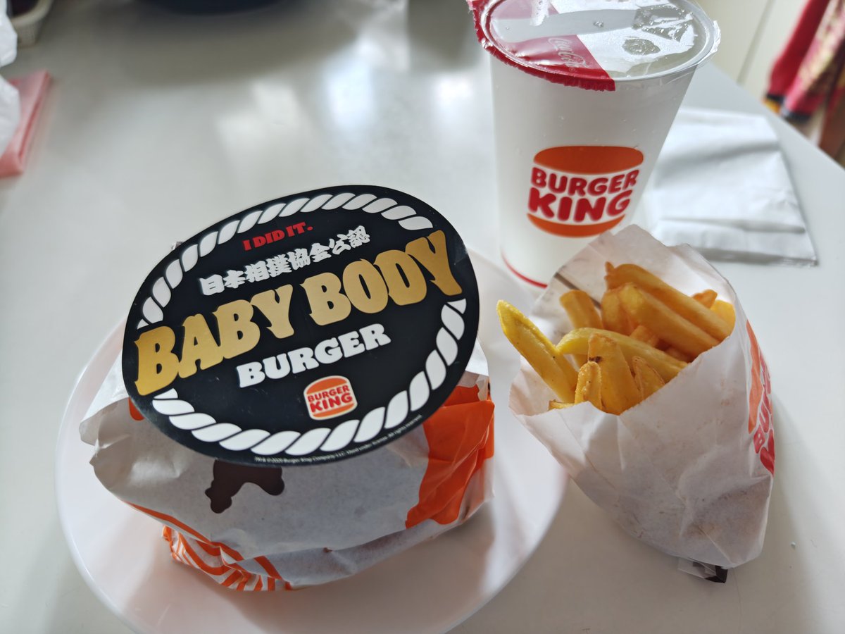 violet_HM10's tweet image. お待たせしました🍔
バケモンバーガーが届きました(笑)
塩の瓶と比べたら高さ同じで笑っちゃったw
では、いただきます😋
完食することは出来るのか!?✨
#はぴisキッチン