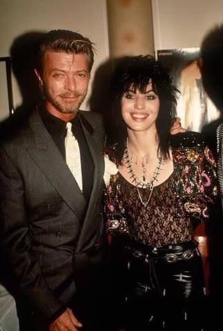 QRPoficial's tweet image. David Bowie & Joan Jett (The Runaways & The Blackhearts