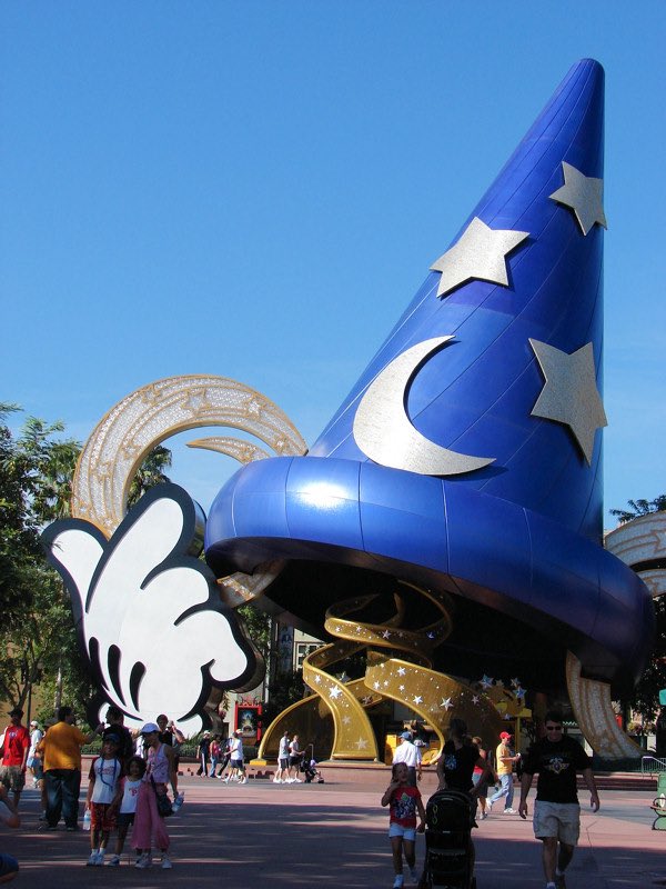 WDWTales's tweet image. I may get sentimental over old WDW elements, but here are two I was happy to see leave.
Though, it’s nice to hear a more reasonably scaled hat will go over to Animation Courtyard.