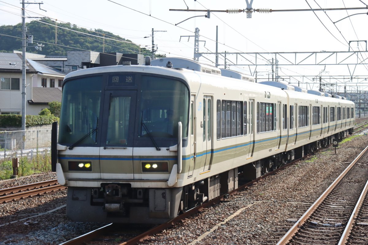 幡生入場？
221系K05編成(4両)は7月24日(木)7時45分ごろ英賀保駅(2番)に停車しました。踏切安全確認で遅れていたようです。播磨路を221系が下る姿が再び見られ幸いでした。