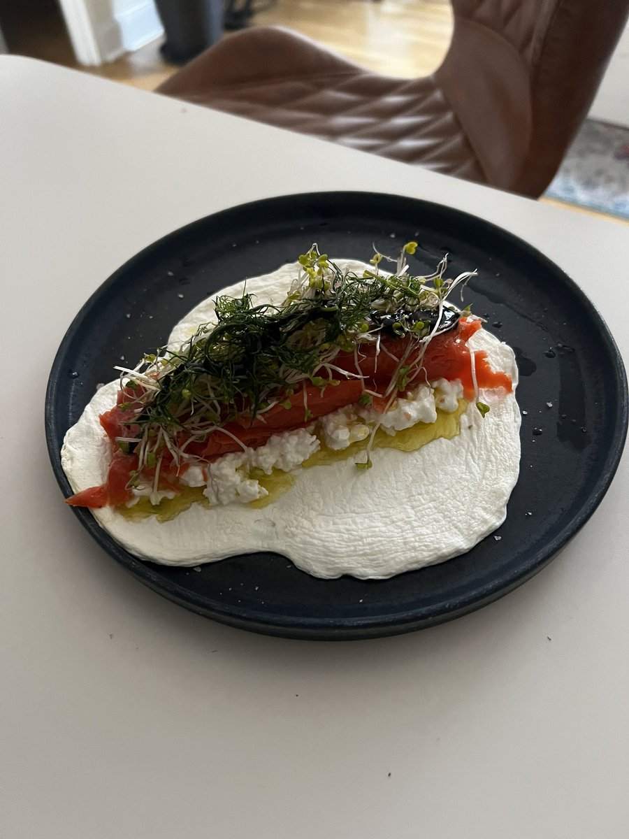 thatguybg's tweet image. my latest food experiment is this egg white salmon breakfast taco

30g protein for 200 calories

- egg white tortilla
- cottage cheese
- smoked salmon
- broccoli sprouts
- dill
- olive oil
- balsamic glaze if you’re feeling wild