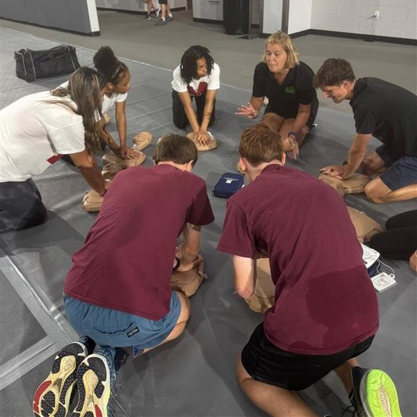 stephkuzy's tweet image. About 10 representatives from each JCPS high school took part in Take 10 Training this weekend. It’s a 10-minute hands-only CPR training that the @OneShotFndtn has been leading across Kentucky.

Now, they’re going to train their fellow teammates. #SaferSidelines