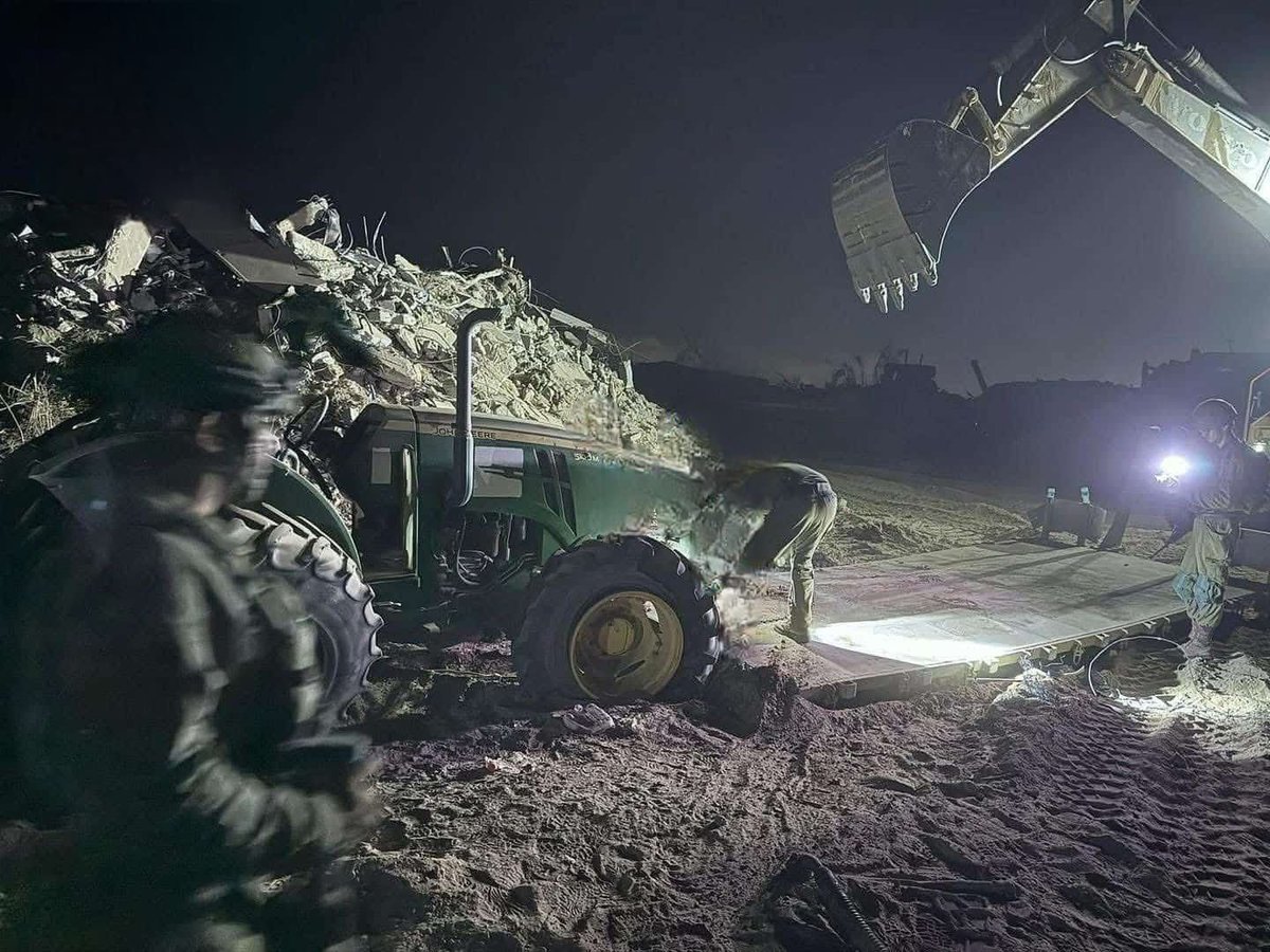 IsraelVive1948's tweet image. 🇪🇸 Parece poca cosa, pero no lo es: Este tractor fue robado de una aldea de Gaza por terroristas de Hamás el 7 de octubre. Anoche fue devuelto a Israel por combatientes de Sayeret Givati y devuelto a su dueño.
Simbólico, pequeño, pero un poco reconfortante.
🇺🇸 It may seem like a…