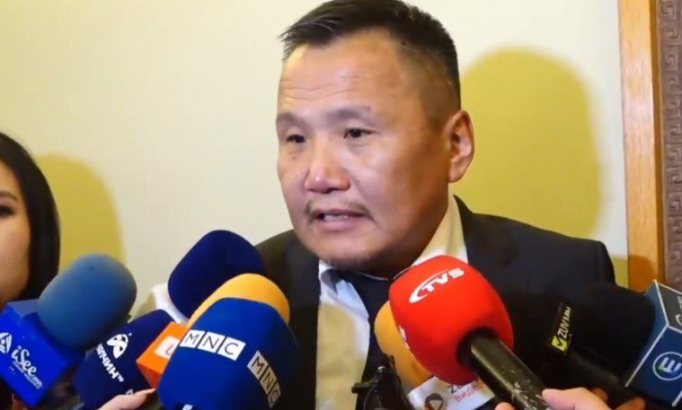 Энэ дурак Монголд авилгыг бүрэн төгөлдөржүүлсэн төдийгүй олон хулгайч луйварчинд хэргээс мултрах боломжуудыг нээж өгсөн гавьяатан. 

Ойгүй баян болсондоо энэ болон түүний ажилтнууд!!!