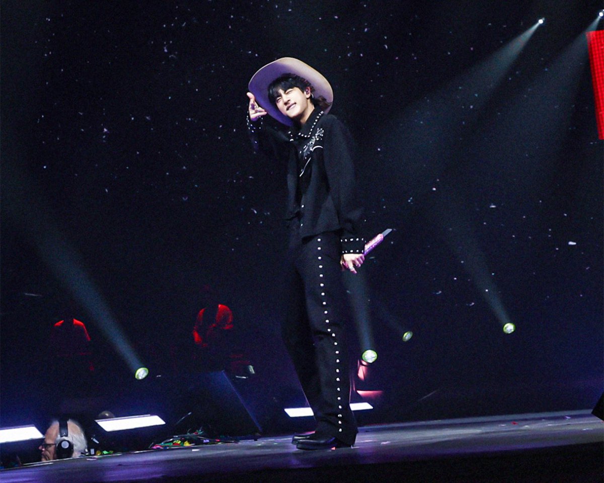 AACenter's tweet image. YEE HAW 🤠 Dallas is ready for night ✌️💜 #RUNSEOKJIN_epTOUR_DALLAS 💟
📸: @BIGHIT_MUSIC