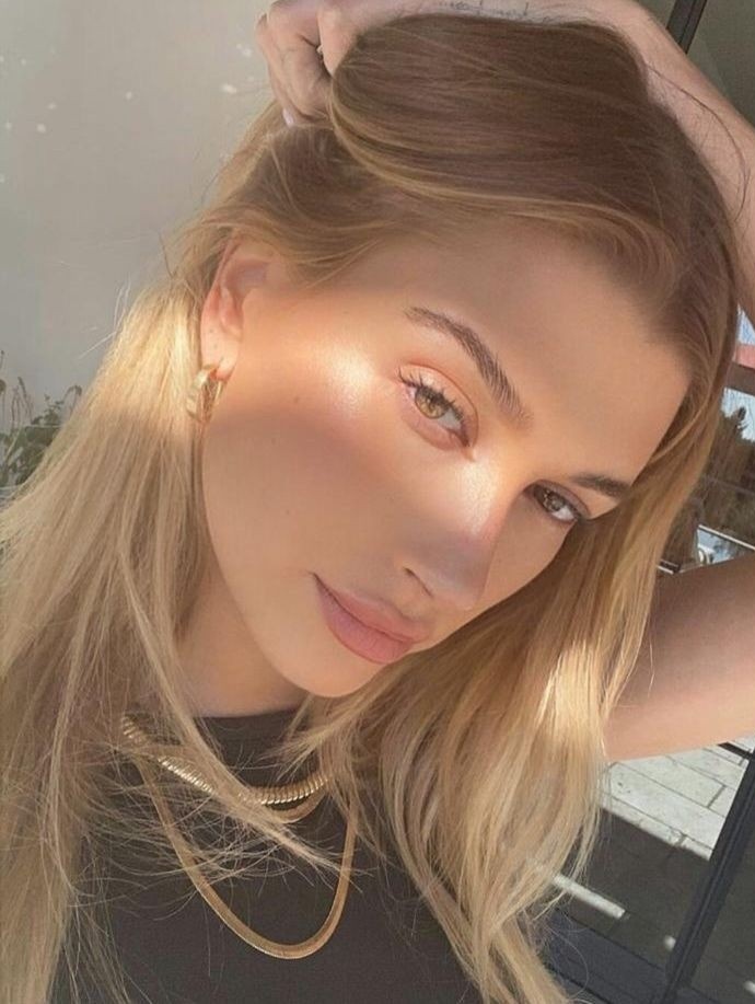 archivehail's tweet image. hailey bieber beauty is insane