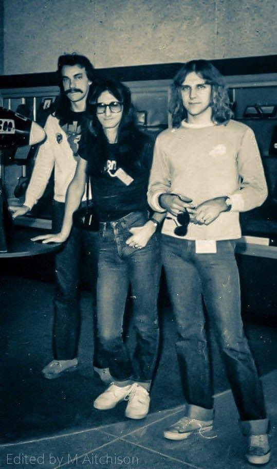 A world of indifference
Heads and hearts too full
Careless of the consequence
Of constant push and pull
Anger got bare knuckles
Anger play the fool
Anger wear a crown of thorns
Reverse the golden rule
Then you learn the lesson…😎

#RipNeilPeart 
Evening #RushFamily