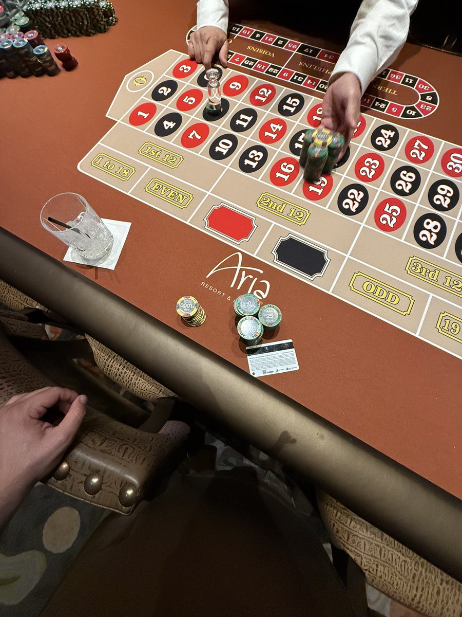 Flowersbyfidels's tweet image. Smoked a Hash Hole, bought in for 2k, Had 4 drinks. Cashed out for 14,800.