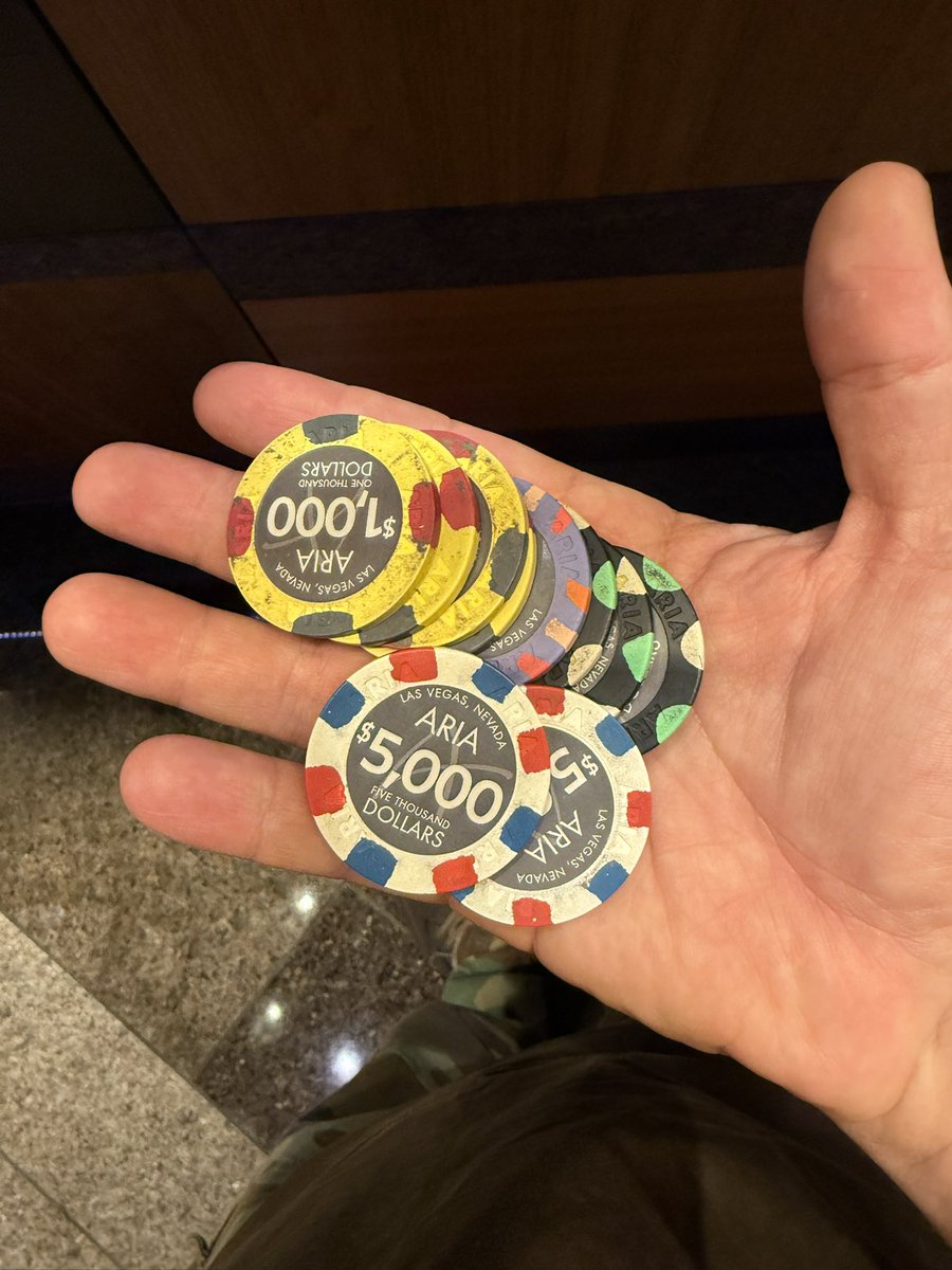 Flowersbyfidels's tweet image. Smoked a Hash Hole, bought in for 2k, Had 4 drinks. Cashed out for 14,800.