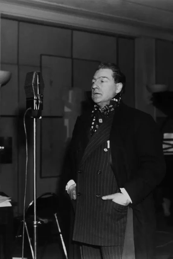 C'était un 24 juillet, en 1957 : la mort de l'auteur dramatique, cinéaste et comédien Sacha Guitry. "Il y a deux choses inadmissibles sur la terre : la mort - et les impôts. Mais j'aurais dû citer en premier les impôts" a-t-il dit.